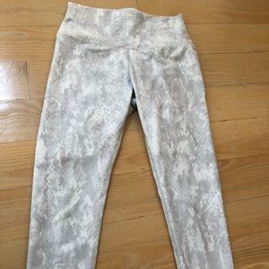 ALO Yoga python Capri leggings size small